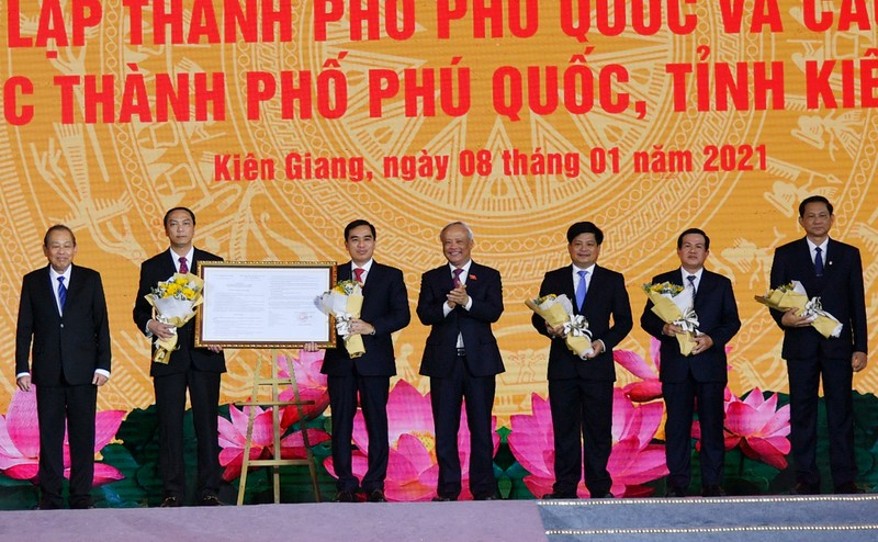 Huyen dao Phu Quoc chinh thuc len Thanh pho