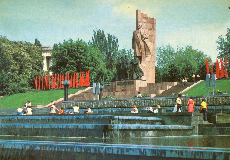 Loat anh trang le ve thanh pho Kiev nhung nam 1980 qua buu thiep Lien Xo-Hinh-3