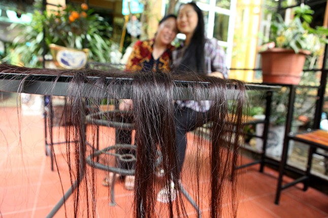 Chiêm ngưỡng mái tóc dài nhất Việt Nam đen óng mượt mà